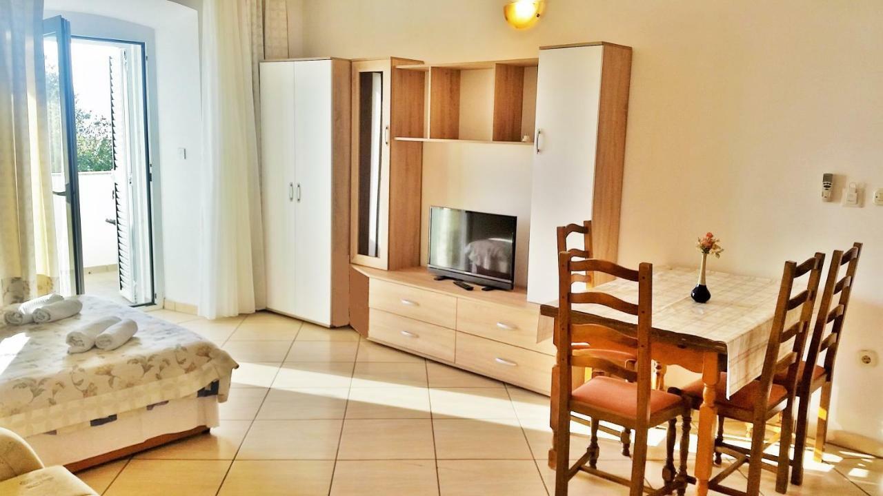 Obala Apartment & Studios Malinska Extérieur photo