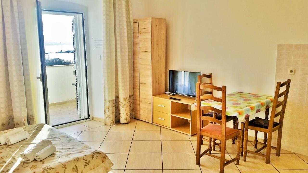 Obala Apartment & Studios Malinska Extérieur photo